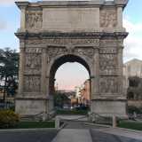 La traversata del giovane comincia dall'arco di Traiano, monumento fatto erigere nel centro di Benevento dall'omonimo imperatore per celebrare l'apertura della variante